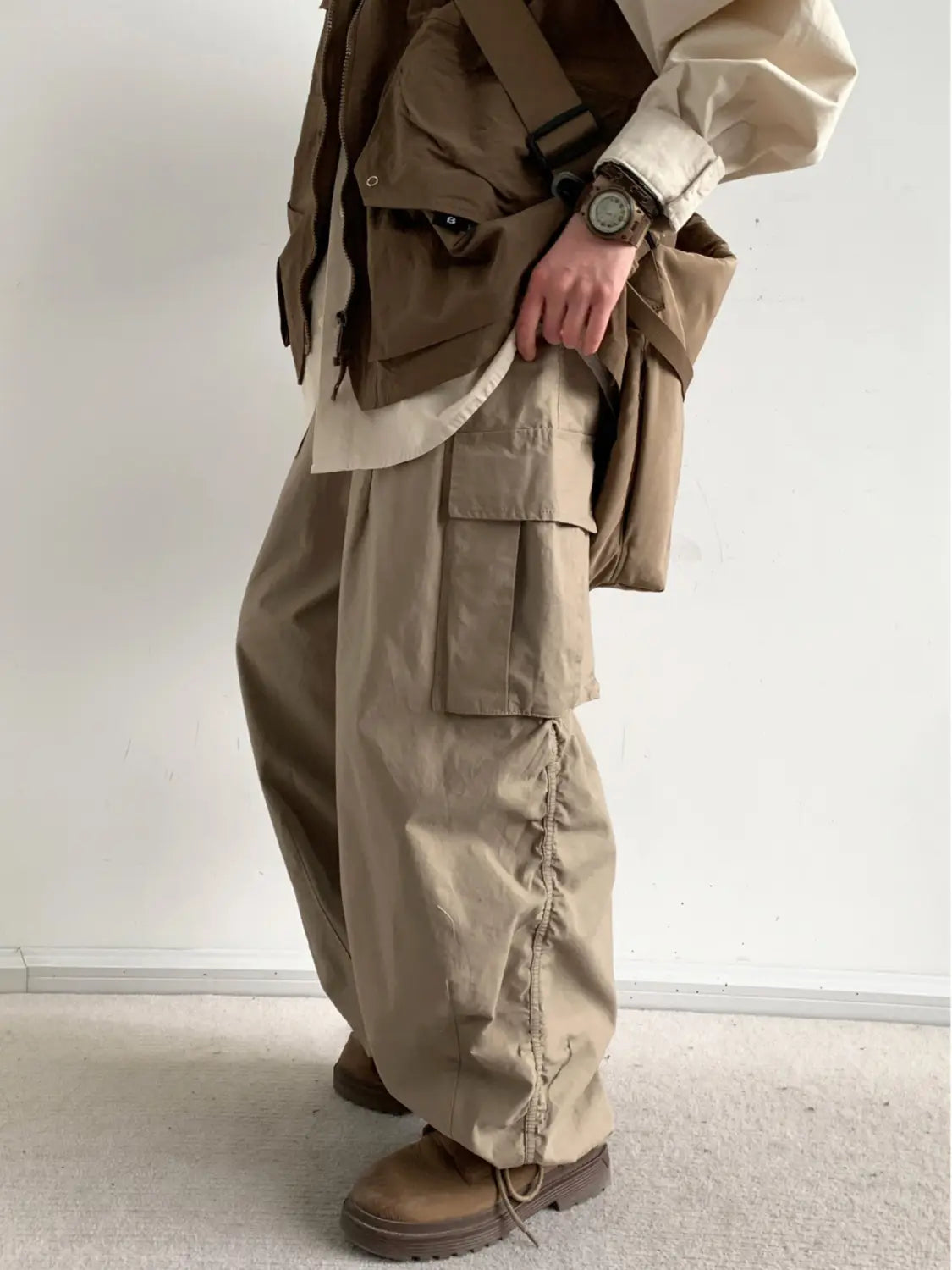 Pantalon cargo ample japonais rétro beige, doté de plusieurs poches et d’un détail latéral avec cordon de serrage.