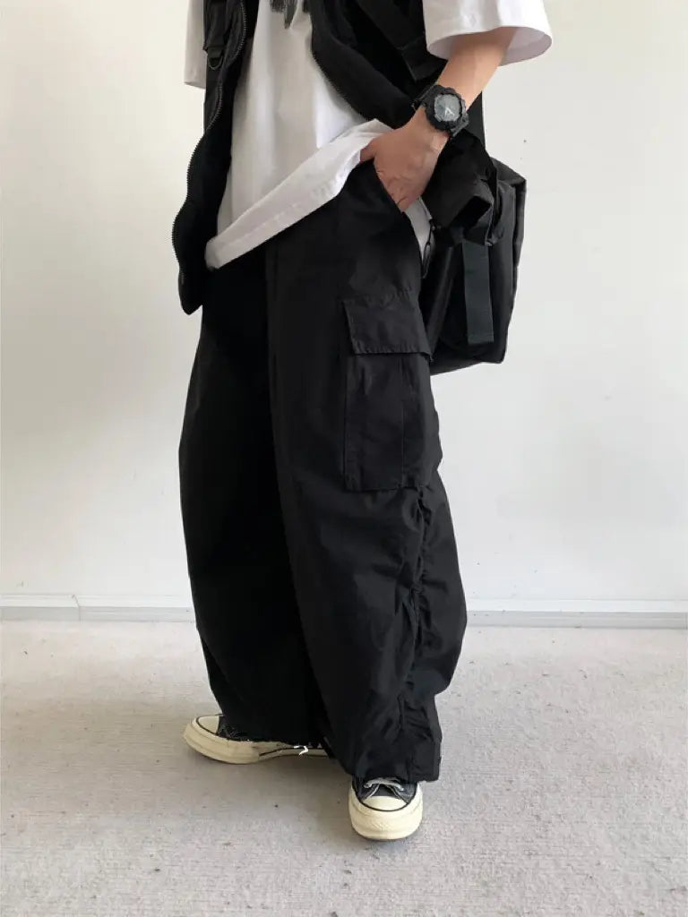 Pantalon cargo ample japonais rétro noir, doté de plusieurs poches et d’une coupe ample et évasée, conçu pour un usage décontracté