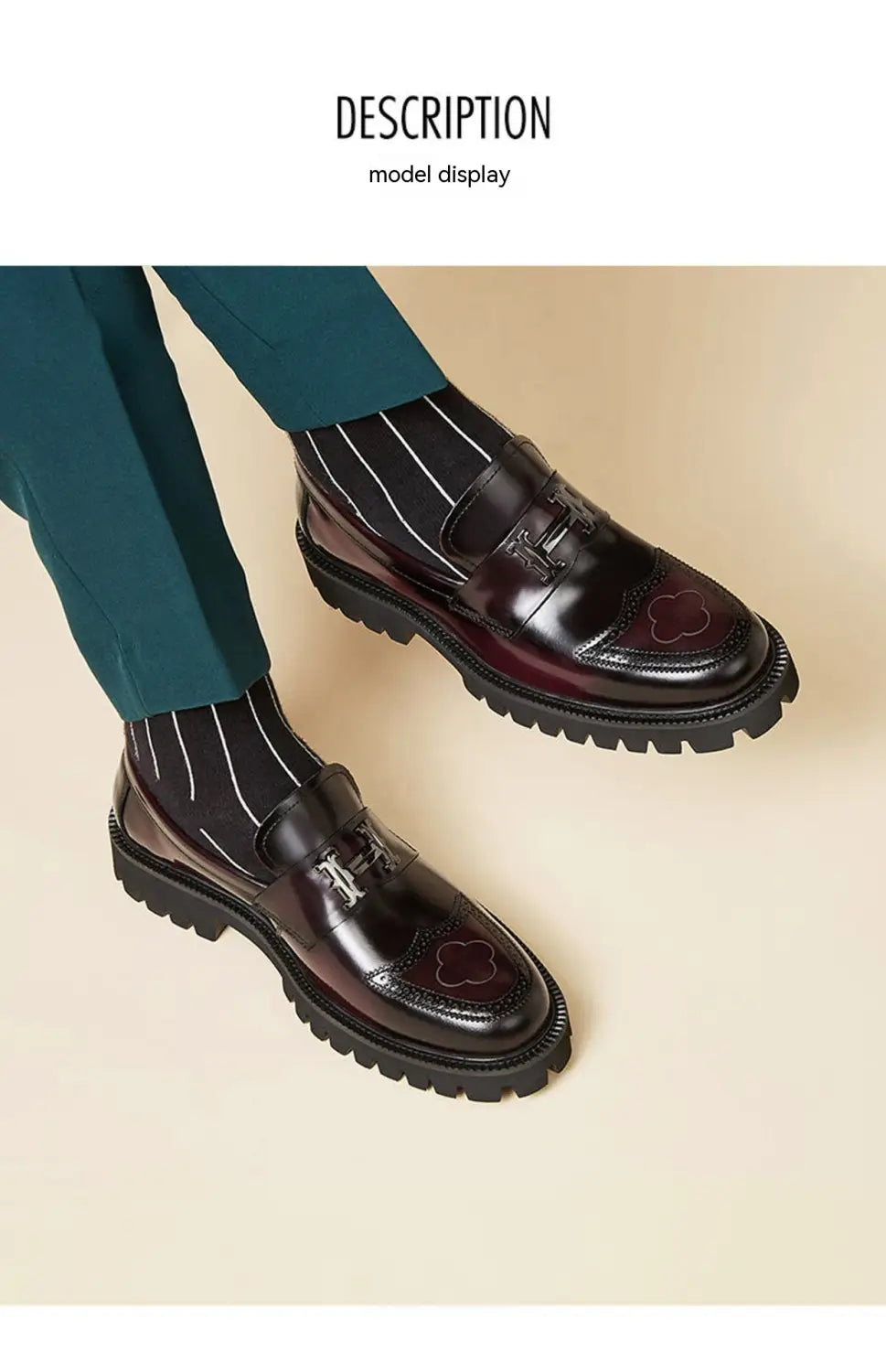 Mocassins en cuir bordeaux avec finition lustrée, comprenant des empiècements décoratifs en forme de trèfle et une semelle en caoutchouc massif.