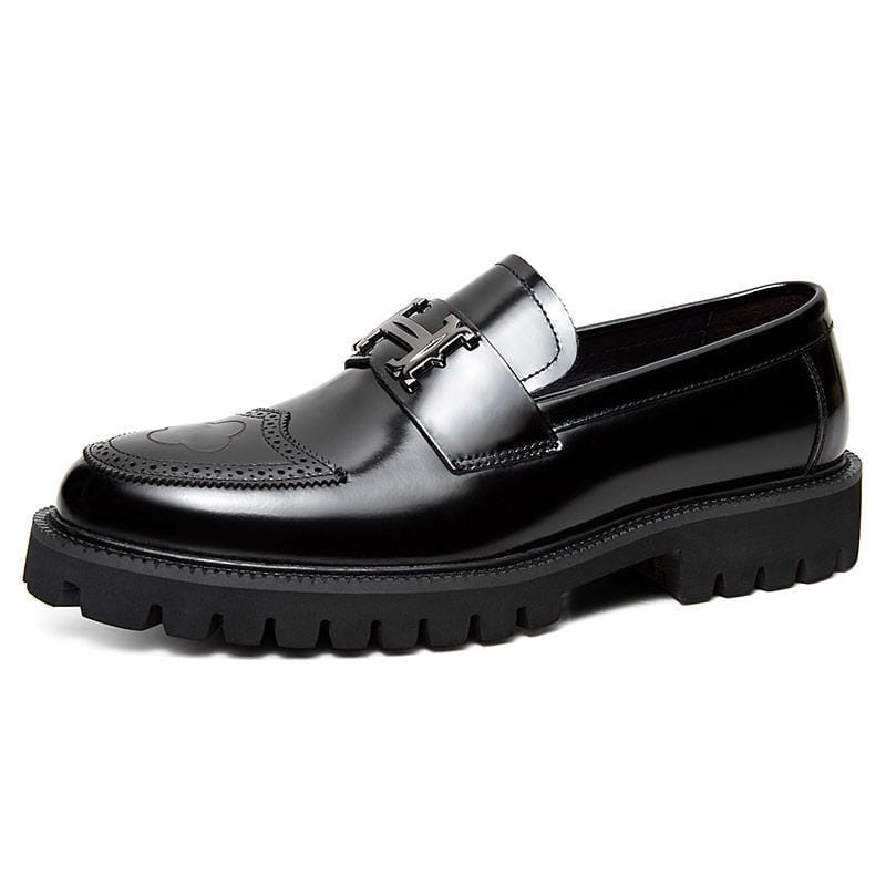 Mocassin en cuir verni noir avec une boucle métallique proéminente à tonalité argent et une semelle en caoutchouc texturée, affiché de face dans la collection de mocassins en cuir bordeaux avec boucle et semelle en caoutchouc.
