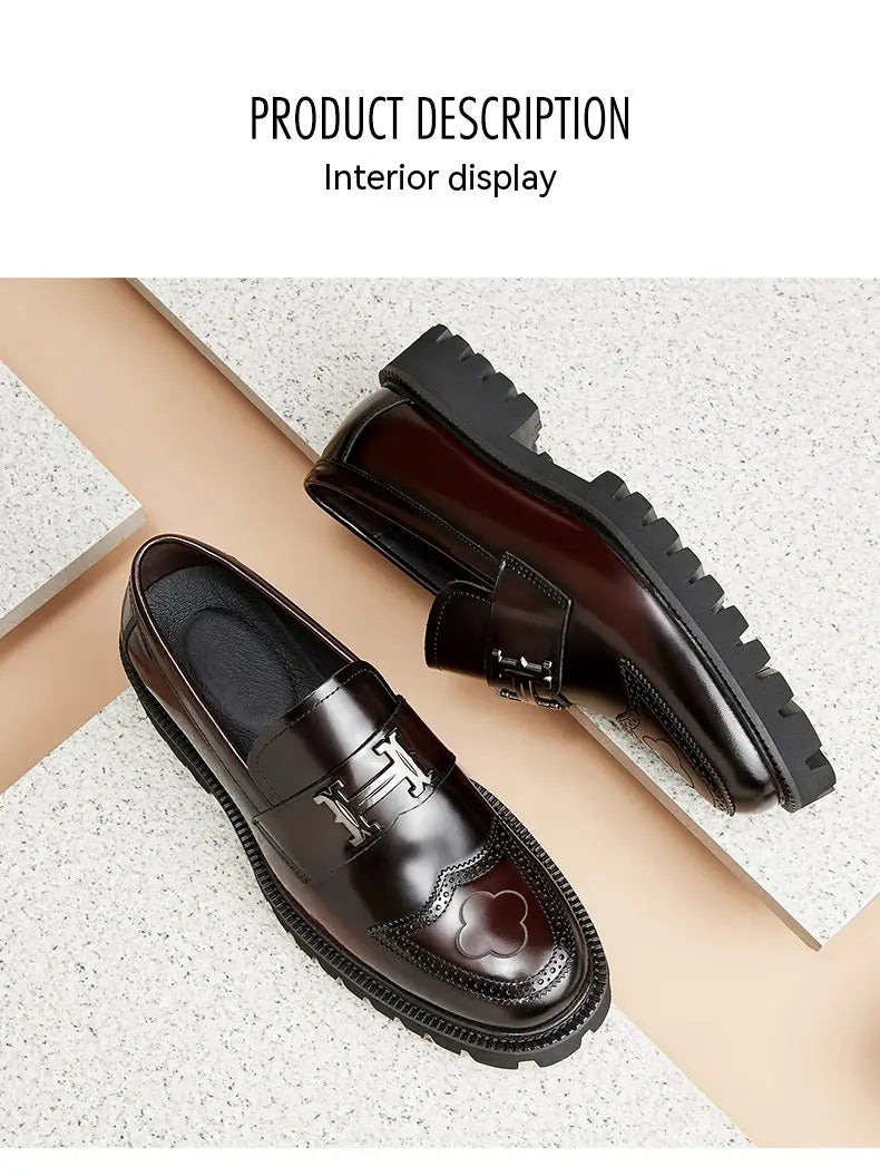 Mocassins en cuir bordeaux avec une finition lustrée, présentant une boucle H métallique proéminente et des détails brogue décoratifs au niveau de l’avant-pied, avec une semelle en caoutchouc.