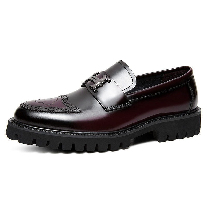 Mocassins en cuir bordeaux avec une finition lustrée, dotés d’une boucle métallique noire et d’une semelle en caoutchouc massif.