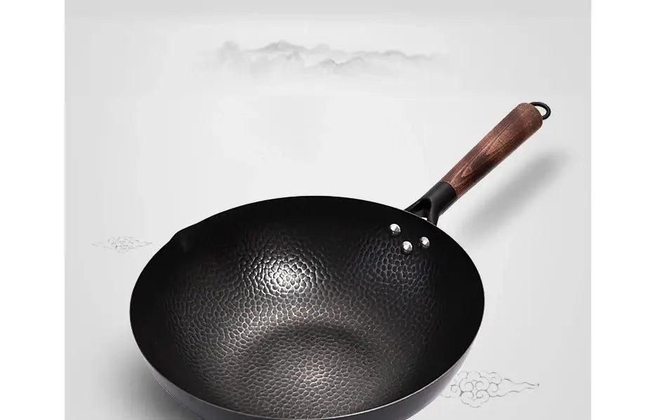 Wok de acero negro estampado a martillo con un asa de madera oscura para el producto de wok de hierro hecho a mano con asa de madera y tapa de vidrio.
