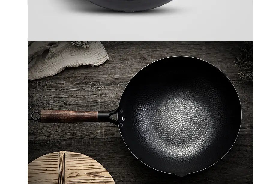 Wok de hierro hecho a mano fabricado en acero negro estampado a martillo con asa de madera y tapa de vidrio.