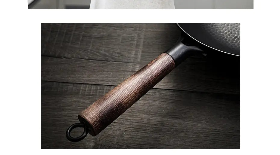 Asa de madera oscura marrón con un aro metálico negro sujeto a un wok de hierro hecho a mano con tapa de vidrio.