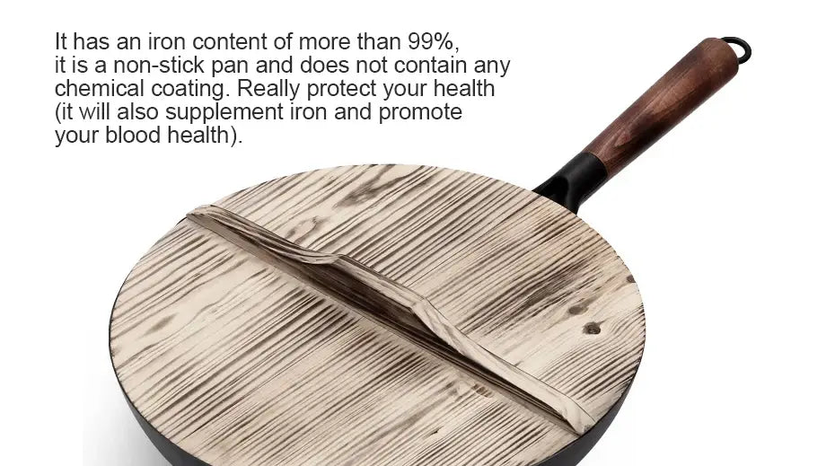 Wok de hierro hecho a mano con una sartén redonda de hierro que presenta un asa de madera y una superficie de cocción con patrón texturizado tipo veta de madera, con tapa de vidrio.