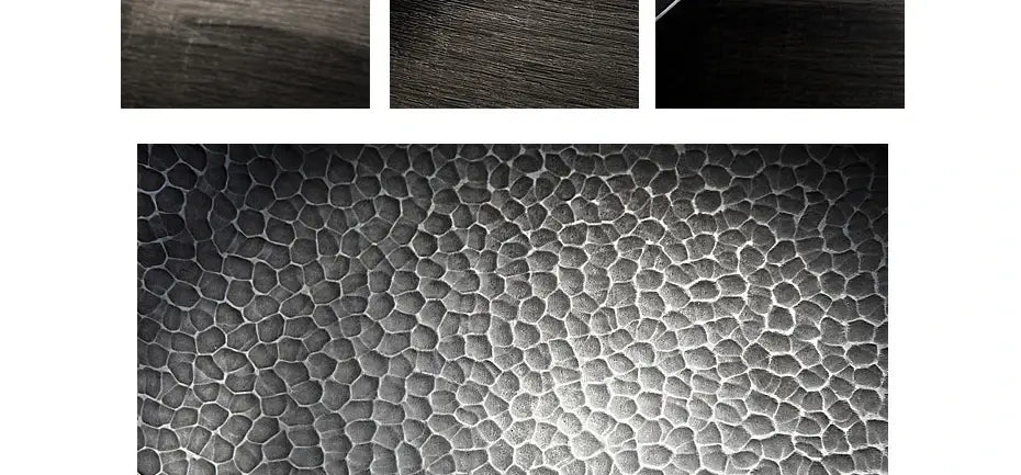 Superficie metálica estampada a martillo gris oscuro con un patrón texturizado en forma de panal en un wok de hierro hecho a mano con asa de madera y tapa de vidrio