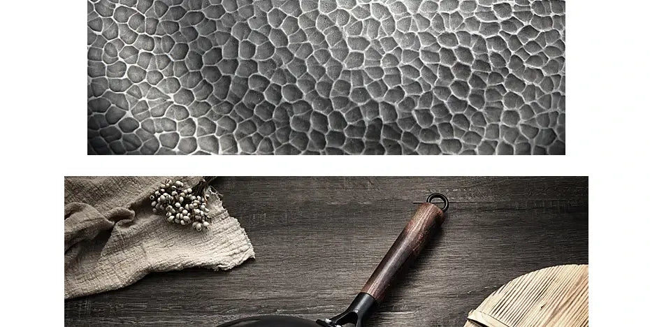 Wok de acero negro estampado a martillo con asa de madera oscura, que aparece como parte de un wok de hierro hecho a mano con asa de madera y tapa de vidrio.
