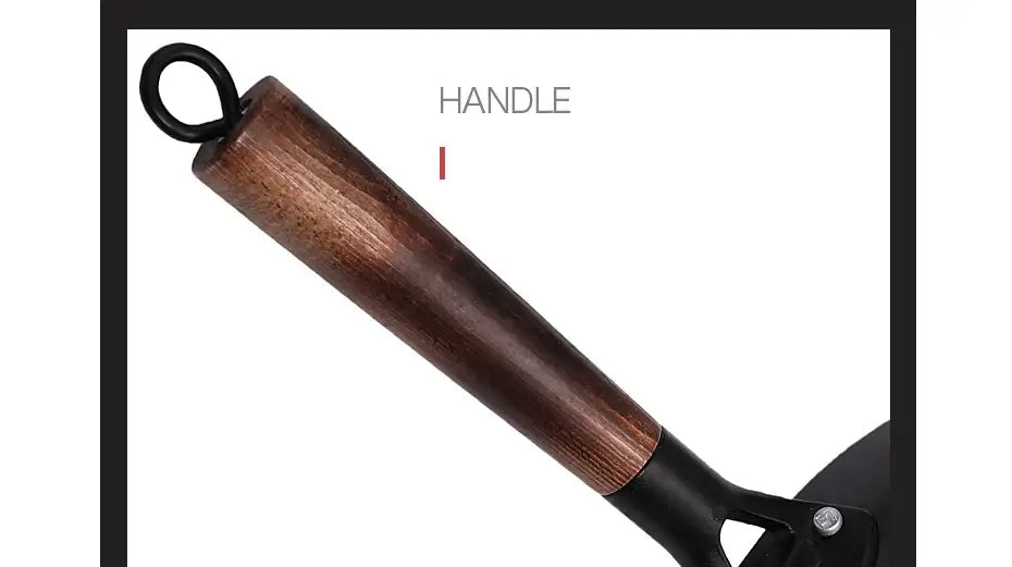Asa de madera oscura marrón con un aro metálico negro en la parte superior, en un wok de hierro hecho a mano con tapa de vidrio.