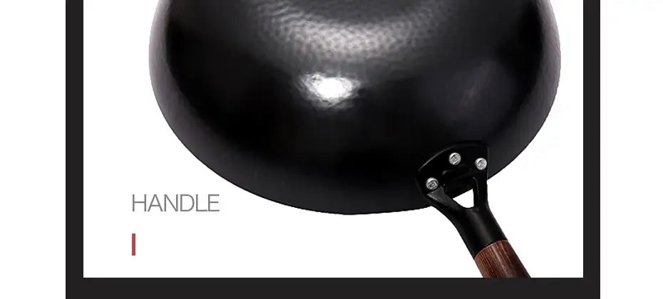 Wok artesanal de hierro fundido negro con asa de madera y remaches metálicos, mostrado desde el frente, adecuado para una cocina versátil.