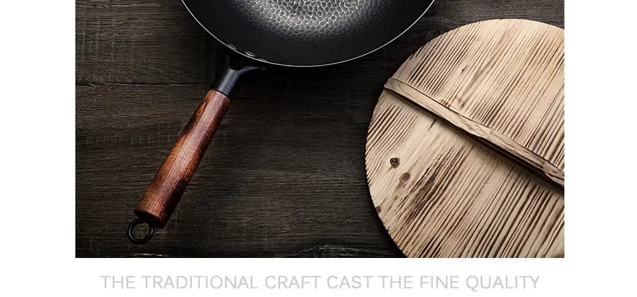 Wok de hierro hecho a mano con hierro fundido negro estampado a martillo y un rico asa de madera marrón con tapa de vidrio.