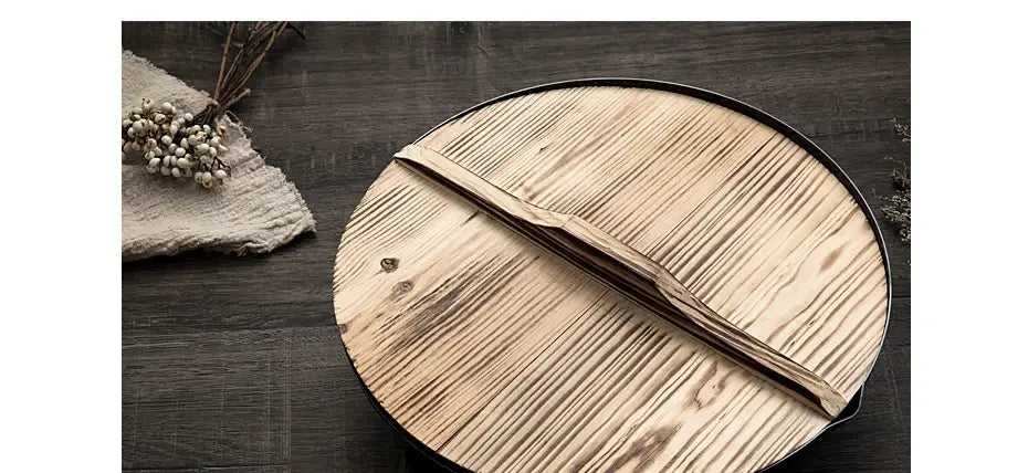 Tapa de madera redonda con veta natural y aro metálico oscuro, con asa de madera a juego para wok de hierro hecho a mano con asa de madera y tapa de vidrio.