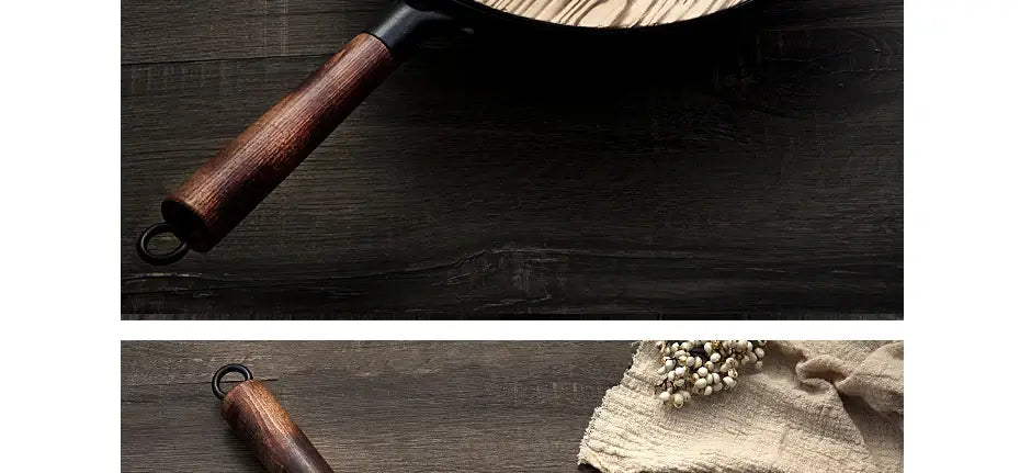Wok de hierro hecho a mano con asa de madera y tapa de vidrio, que presenta una sartén de fritura con asa de madera, acabado oscuro y liso, y sujeción del asa de metal negro.