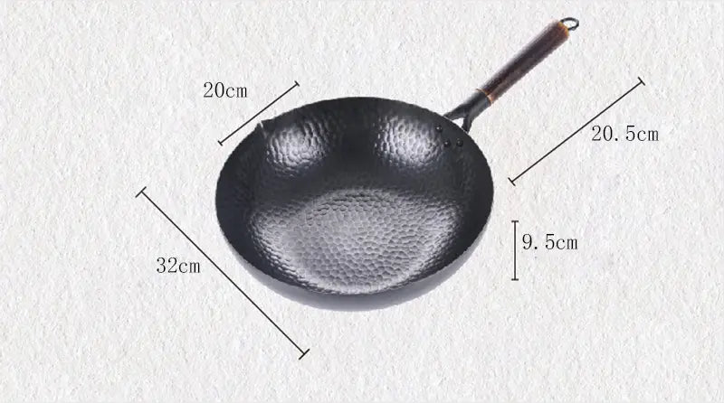 Wok de acero negro estampado a martillo con asa de madera oscura, que aparece como parte de un wok de hierro hecho a mano con asa de madera y tapa de vidrio.