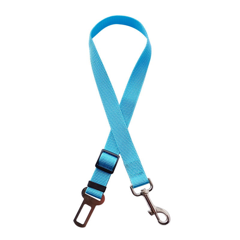 Sangle de harnais de retenue de sécurité réglable pour ceinture de sécurité de siège de voiture pour chien en tissu tissé bleu vif, avec boucle en plastique noir et clips de sécurité métalliques.