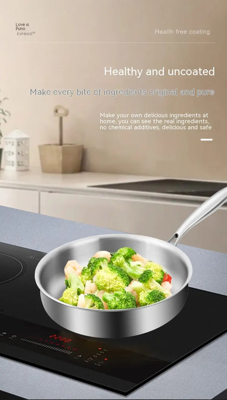 Sartén de acero inoxidable 316L con tapa de vidrio, con un mango moderno y elegante y una superficie reflectante.