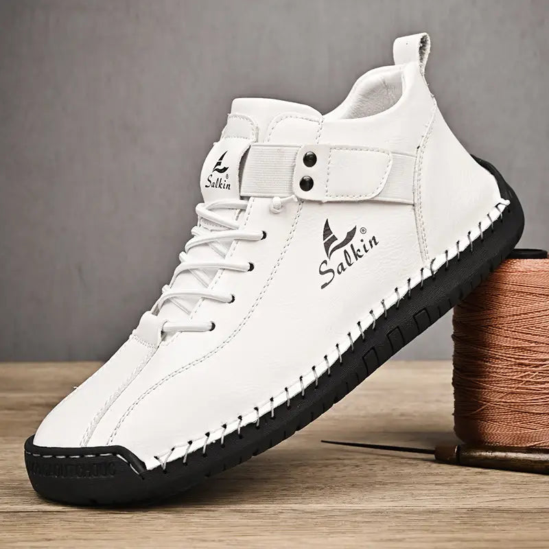 Botas Salkin de cuero artesanal para hombre, talla grande, en cuero blanco con suela de goma negra y detalles de costuras visibles.