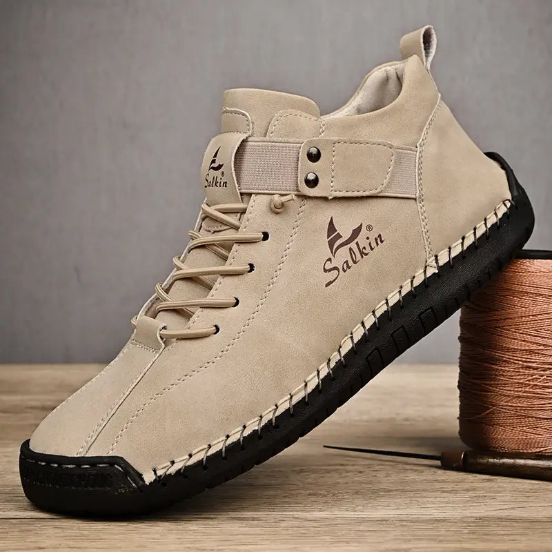 Botas de cuero Salkin para hombre en ante beige, con suela de goma negra y costuras blancas contrastantes, con diseño de caña alta para pies de talla grande.