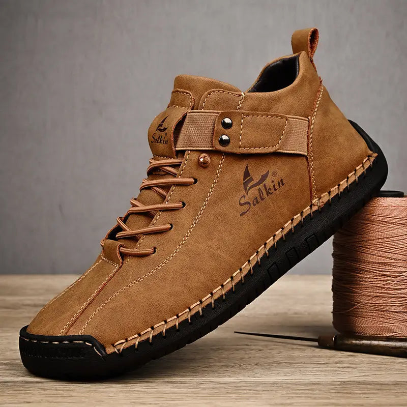 Zapatos de cuero para hombre, talla grande, botas Salkin artesanales en ante color ante, con suela de goma negra y costuras visibles, mostradas desde la parte posterior.