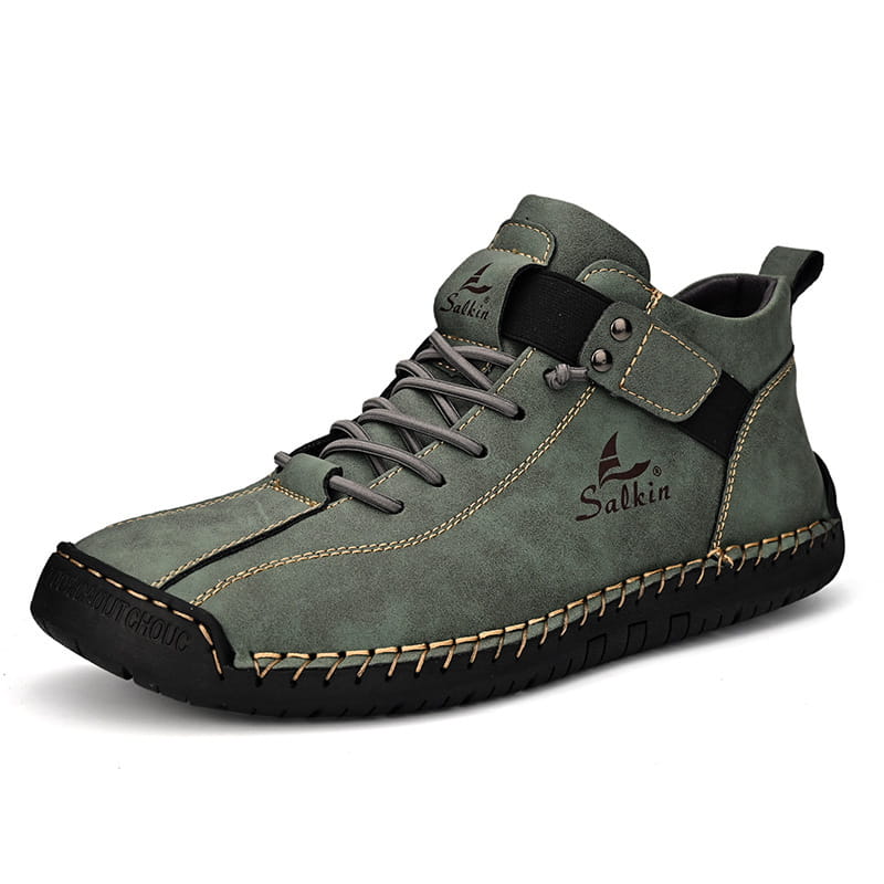 Zapatos de cuero para hombre, talla grande, botas Salkin artesanales en ante verde oliva con detalles negros y costuras color ante, mostradas desde la parte posterior.