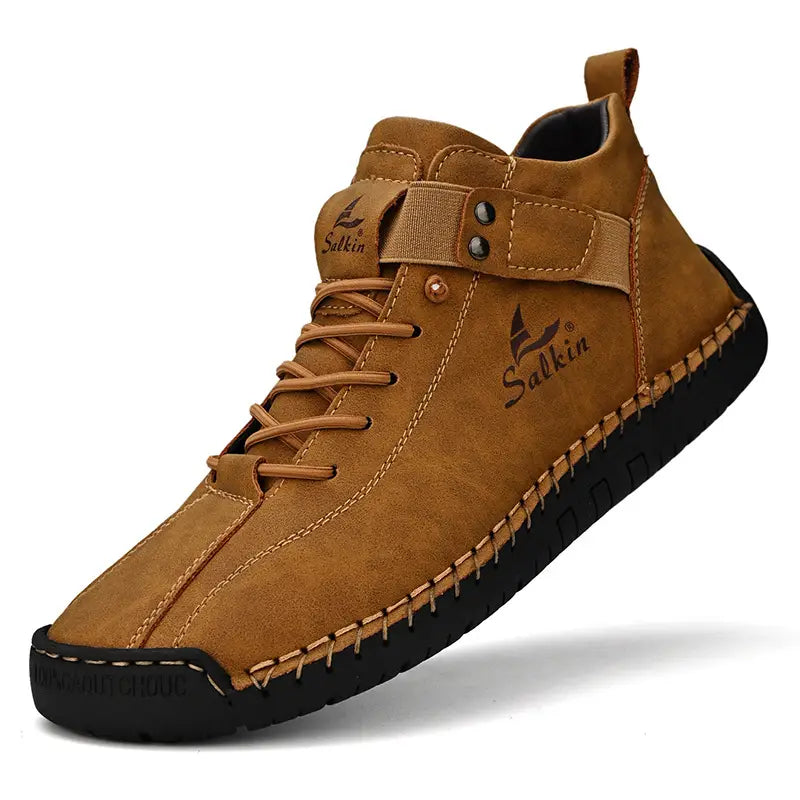 Zapatos de cuero para hombre, talla grande, botas Salkin artesanales en ante color ante con suela de goma negra y costuras visibles.