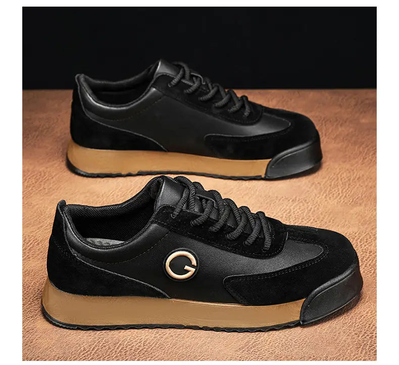 Baskets décontractées imperméables en cuir pour homme en daim noir et cuir, avec une semelle en caoutchouc tan et un logo circulaire doré sur le côté.