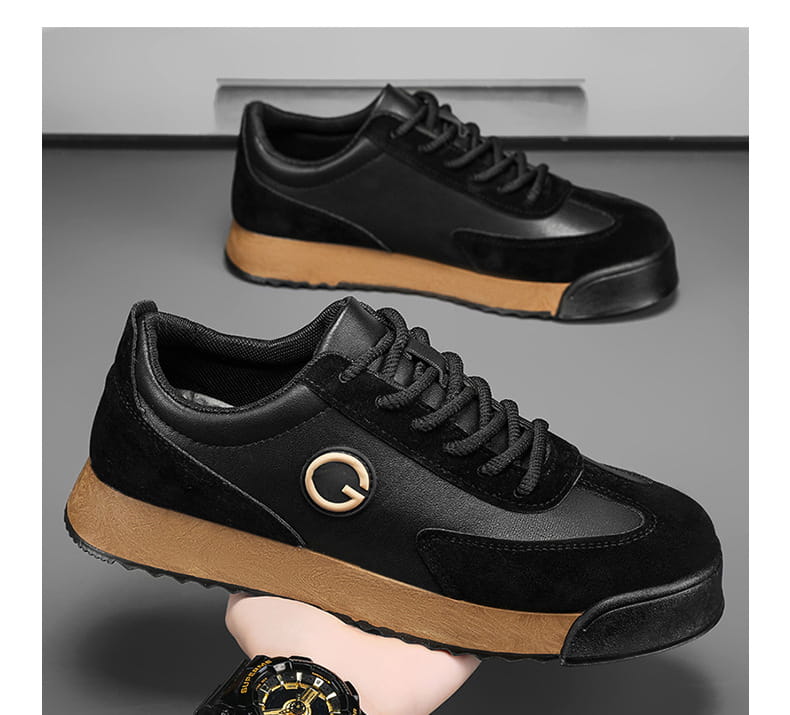 baskets décontractées imperméables en cuir pour homme en daim noir et cuir avec une semelle en caoutchouc tan et un logo circulaire doré sur le côté