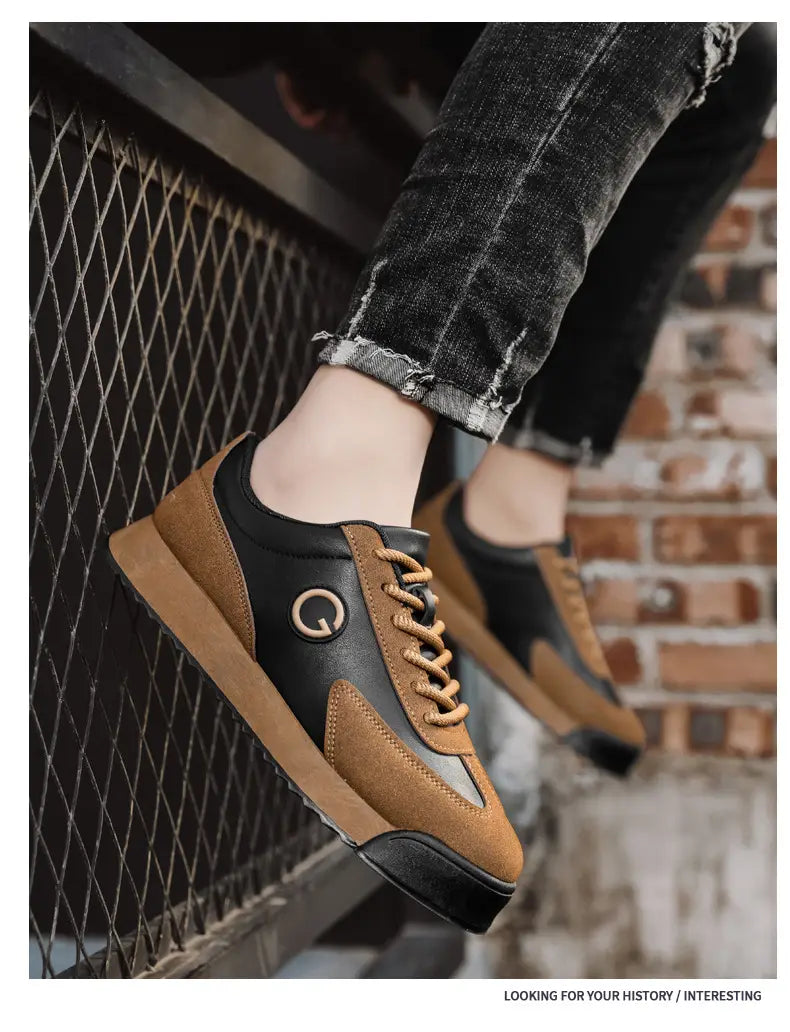 Baskets décontractées imperméables en cuir pour homme en daim marron et noir et cuir avec des lacets tan.