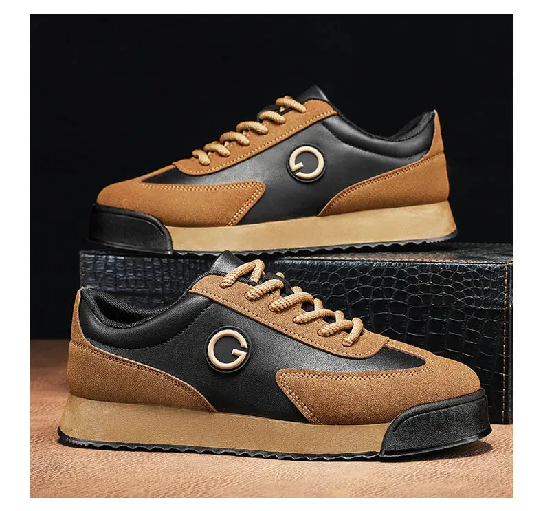 Baskets décontractées imperméables en cuir pour homme en daim marron et noir et cuir avec une semelle en caoutchouc tan présentant un logo en forme de g circulaire sur le côté.