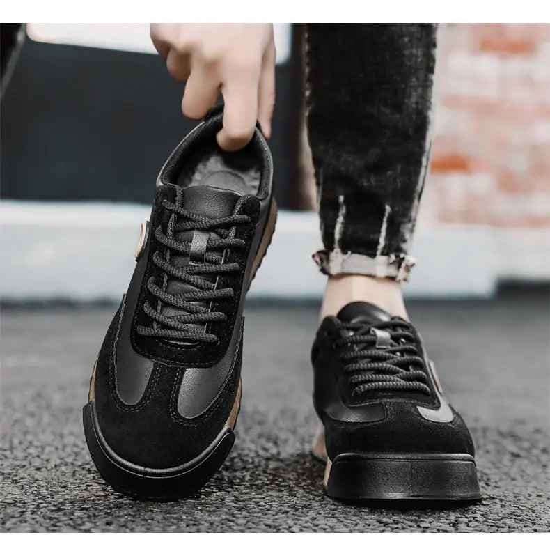 baskets décontractées imperméables en cuir pour homme en daim noir et cuir avec une semelle épaisse.
