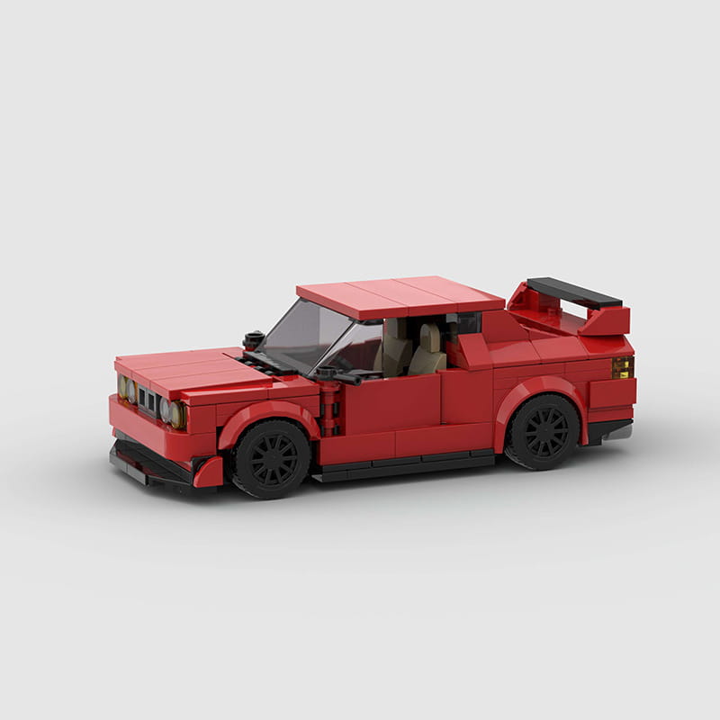 Rotes Sportwagen-Bausteinset M10386 mit einem sportlichen Coupé-Modell in Rot, mit schwarzen Rädern und Spoiler