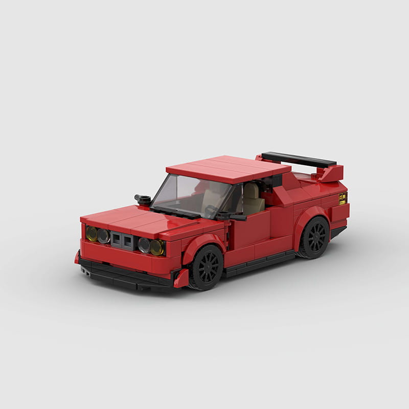 Rotes Sportwagen-Bausteinset M10386 mit einem roten LEGO-Modell eines sportlichen Coupés mit schwarzen Rädern und einem Spoiler.