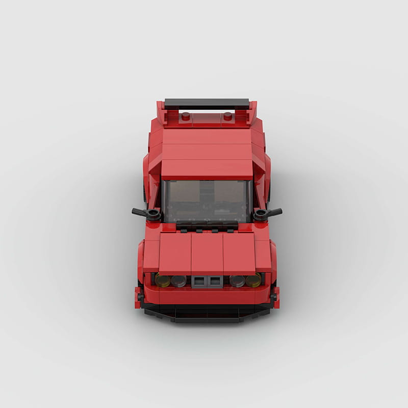 Rotes Sportwagen-Bausteinset M10386 mit einem roten LEGO-Bausteinmodell mit schwarzen Akzenten und einem Dachspoiler.