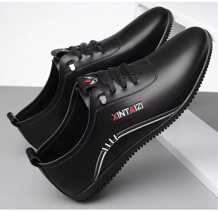 Zapatillas planas casuales de cuero negro con un diseño con cordones elegante y logotipado en rojo y blanco en el lateral; ligeras y transpirables.