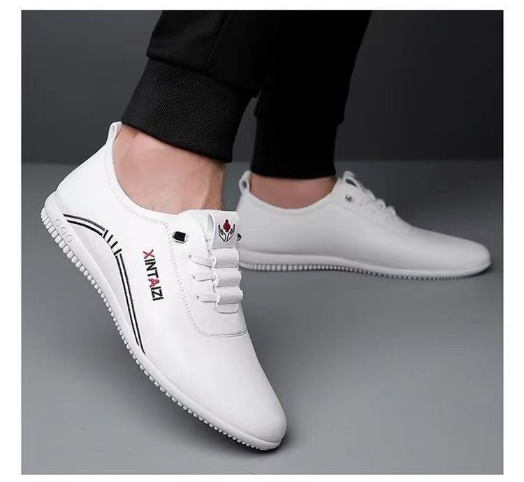 Zapatillas planas casuales de cuero blanco con logotipado y detalles de costura en negro, diseñadas para ser ligeras y transpirables