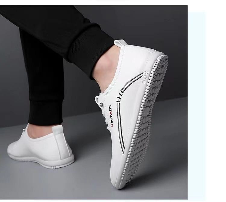 Zapatillas planas casuales de cuero blanco xintaizi con detalles de costura en negro y un diseño ligero y transpirable con suela de goma texturizada.