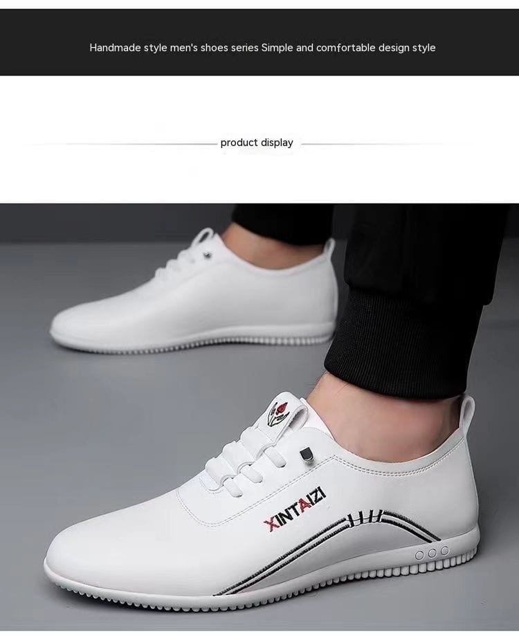 Zapatos casuales de cuero blanco para hombre con costuras negras y un logotipo sutil en el lateral, diseñados como zapatillas planas ligeras y transpirables.