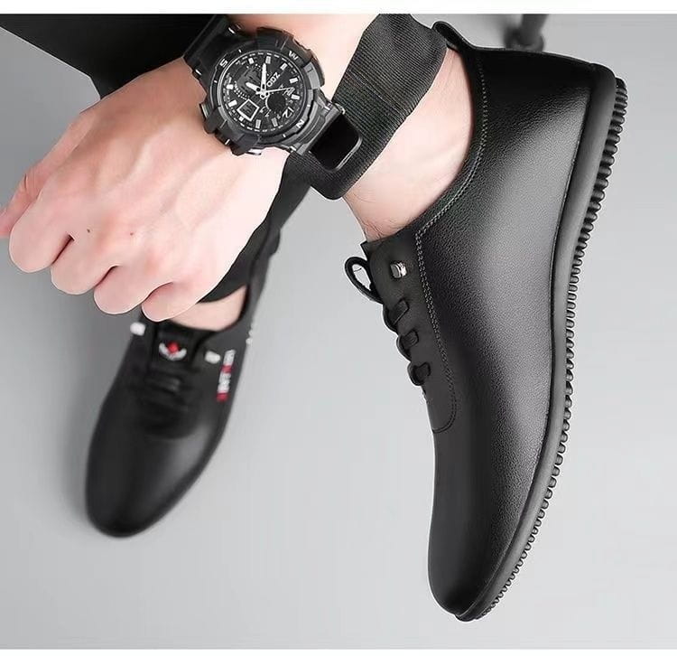 Zapatillas planas casuales de cuero negro con diseño con cordones, material transpirable y suela texturizada con detalles de costura sutiles