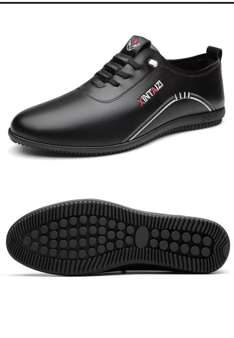 Zapatilla plana casual de cuero negro para hombre con cordones, logotipado plateado y suela de goma texturizada; ligera y transpirable.