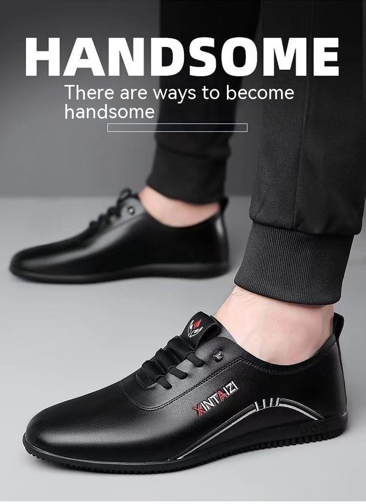 Zapatillas planas casuales de cuero negro con cordones, diseño moderno y elegante, construcción ligera y transpirable, y logotipado plateado sutil en el lateral.