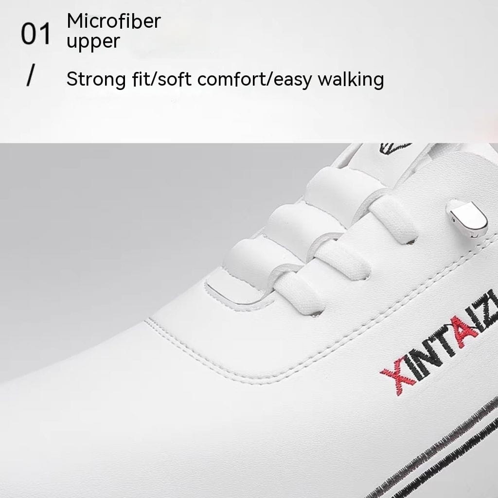 Zapatilla plana casual de cuero blanco de microfibra con logotipado negro y rojo, que ofrece un diseño ligero y transpirable.
