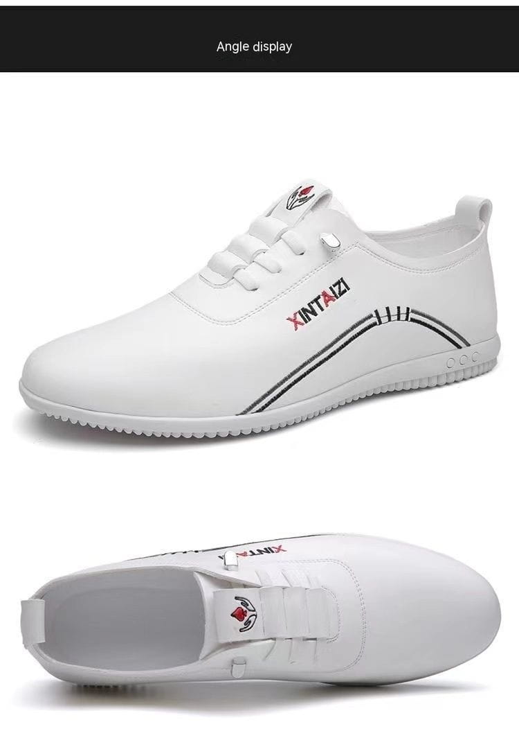 Zapatilla plana casual de cuero blanco con logotipado negro y detalles de rayas, con material ligero y transpirable para el uso diario.