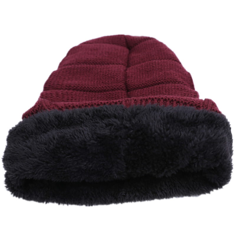Men’s fleece lined knitted winter beanie hat in maroon with a black faux fur trim.