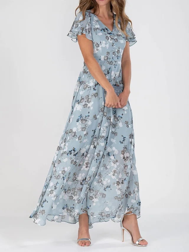 Une robe longue d’été à décolleté en V bleu clair, fluide, avec un motif floral délicat et des manches courtes volantées
