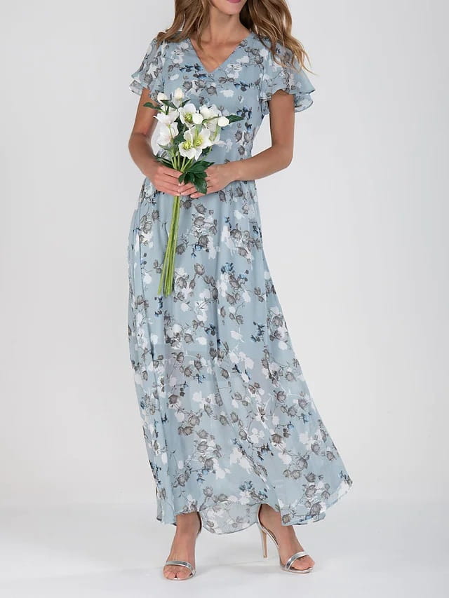 Une robe longue d’été florale bleu clair, fluide, avec un décolleté en V, des manches courtes volantées et des détails de volants.