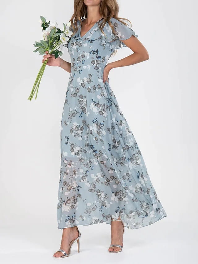 Une robe longue d’été florale bleu clair, fluide, avec des manches courtes volantées délicates et un décolleté en V.