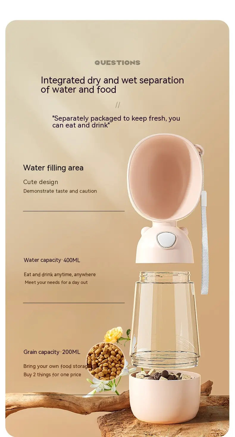 ピンクと透明の携帯用ドッグ用ウォーターボトル 380ml 旅行用給水フィーダーボウル。ツーピース構造で、取り外し可能なフードコンパートメントを備え、ペットの給水と給餌を便利に行えます。