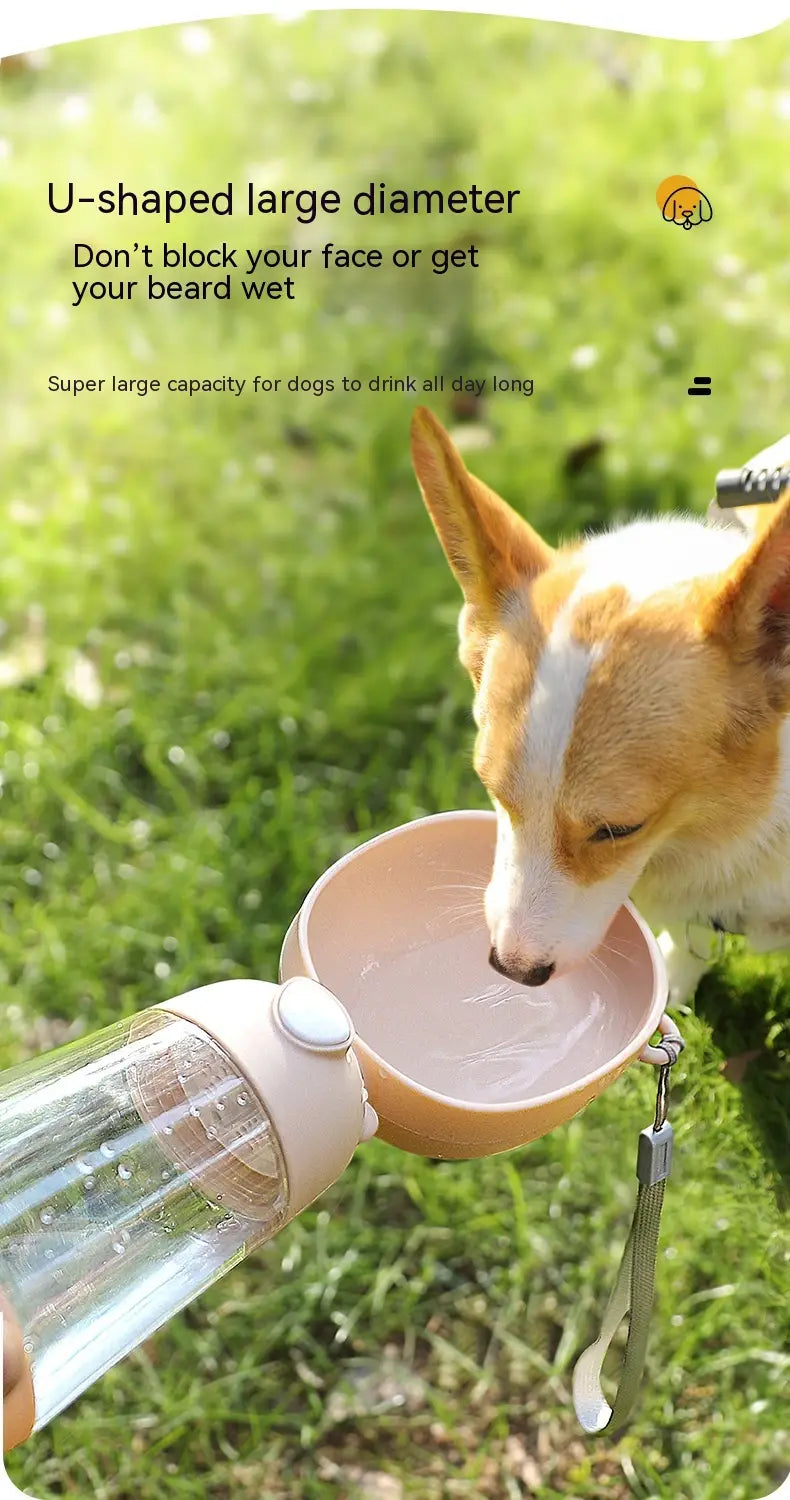 顔をふさがずに簡単に飲めるように設計された、透明なプラスチック貯水部と白いキャップを備えた、U字型のピンクの携帯用ドッグ用ウォーターボトル 380ml 旅行用給水フィーダーボウル。