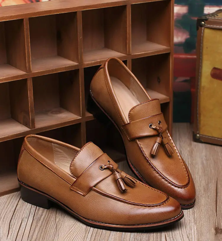 Men’s British retro tassel leather loafers in brown with a classic slip-on design and contrasting stitching.
