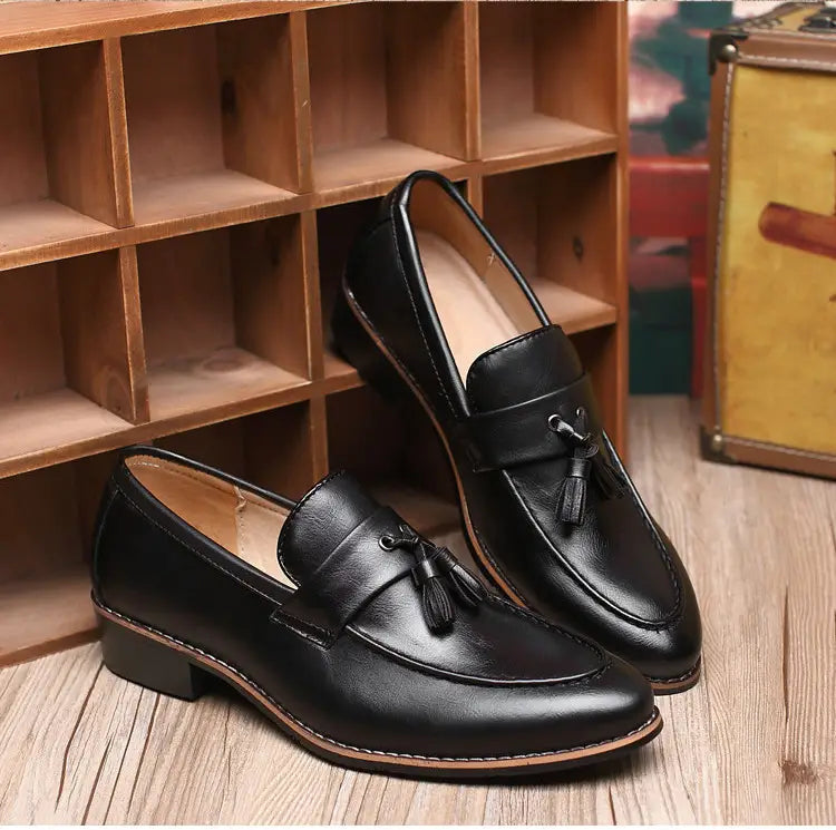 Herren-Britische Retro-Lederloafer mit Quasten in Schwarz mit polierter Oberfläche und kontrastierenden hellbraunen Nähten.